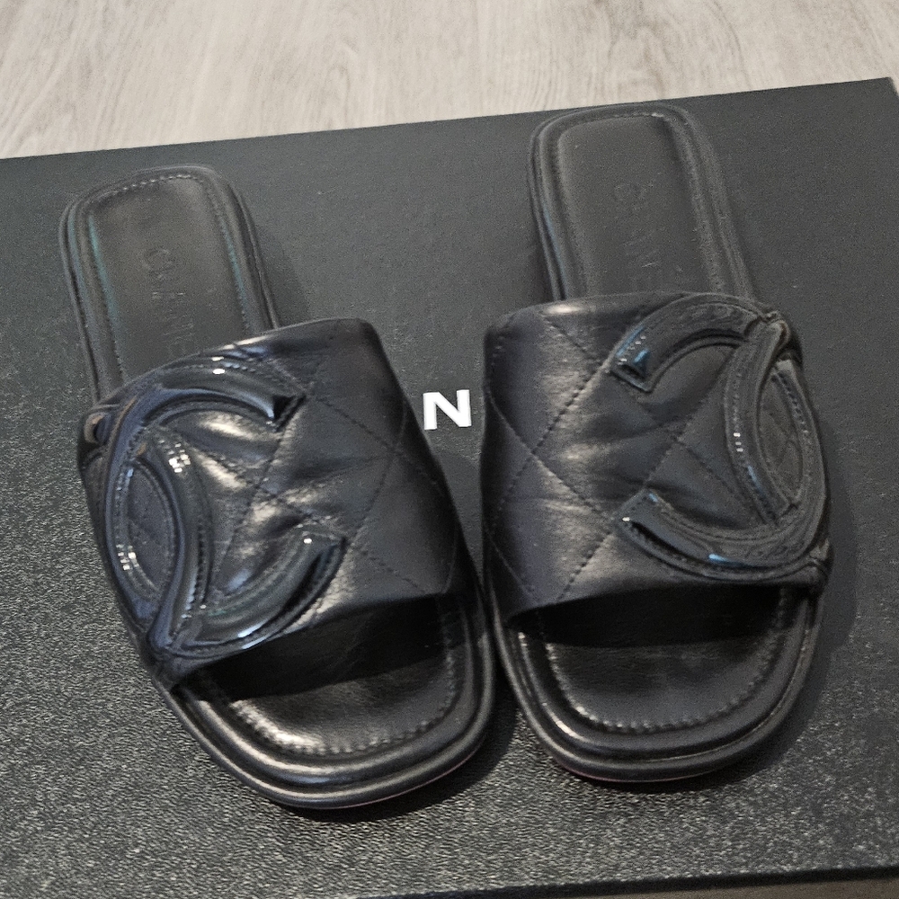 CHANEL Sandals with dustbags. Authentic